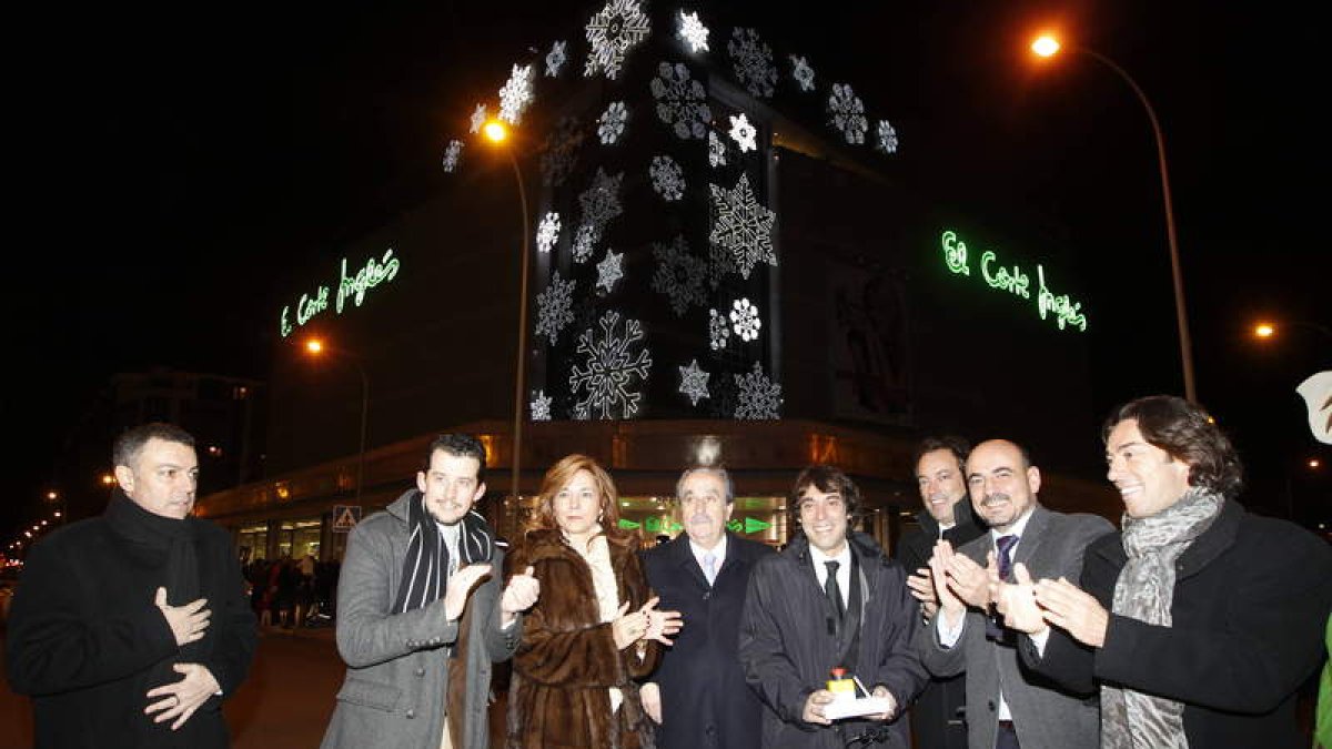 Los cantantes y hermanos Café Quijano (primero, tercero y cuarto por la derecha) inauguraron la iluminación.