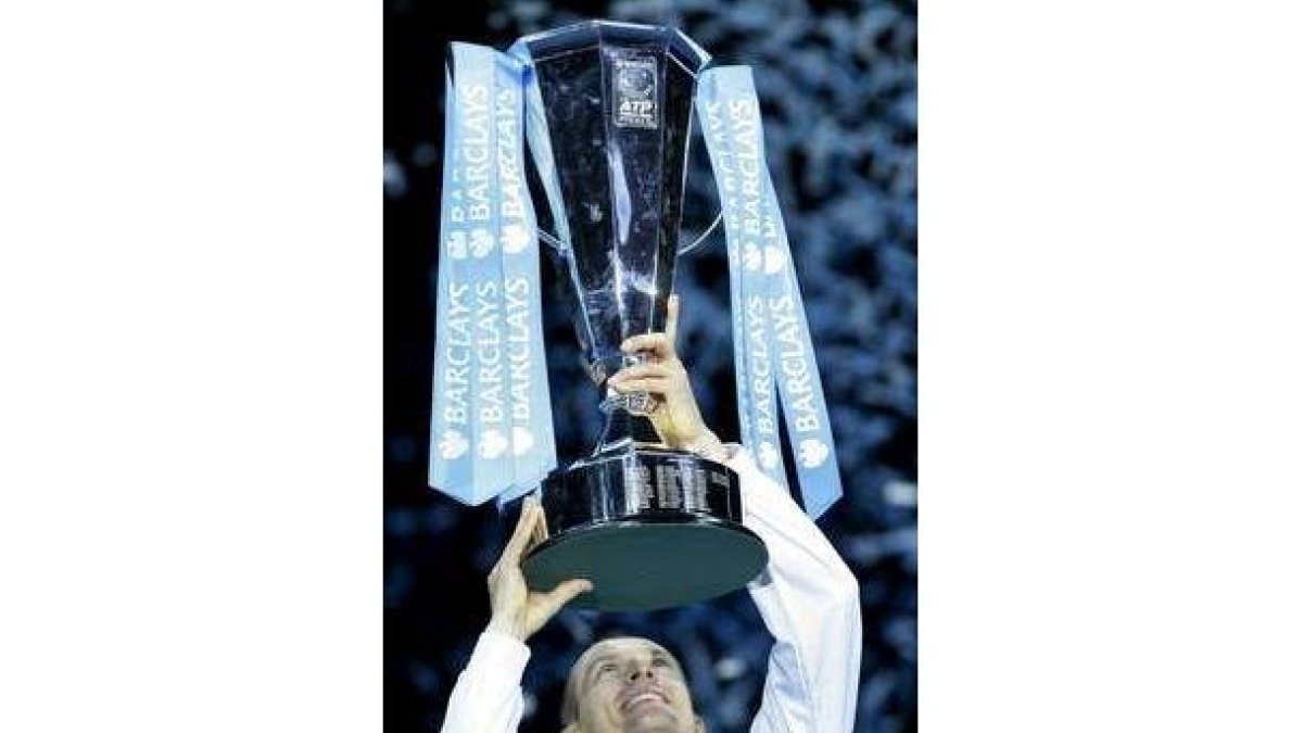 Davydenko alza el trofeo de campeón del Masters.