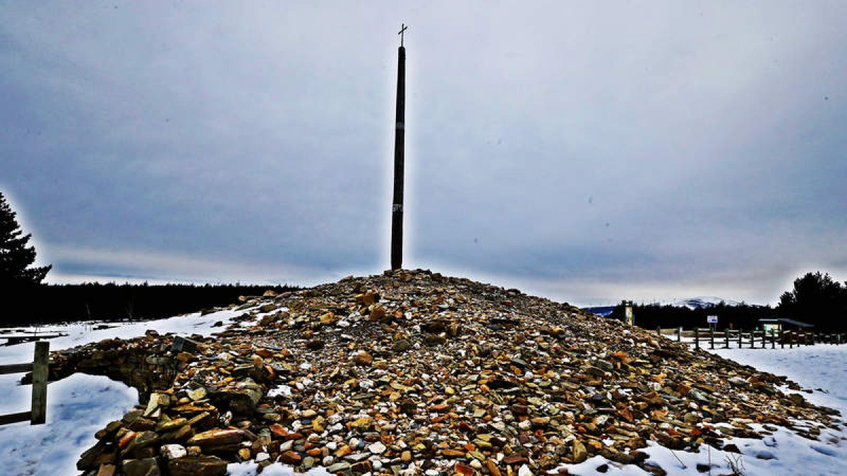 La Cruz de Ferro, que se alza en el punto más alto del Camino de Santiago donde los druidas depositaban ya piedras en busca de protección.