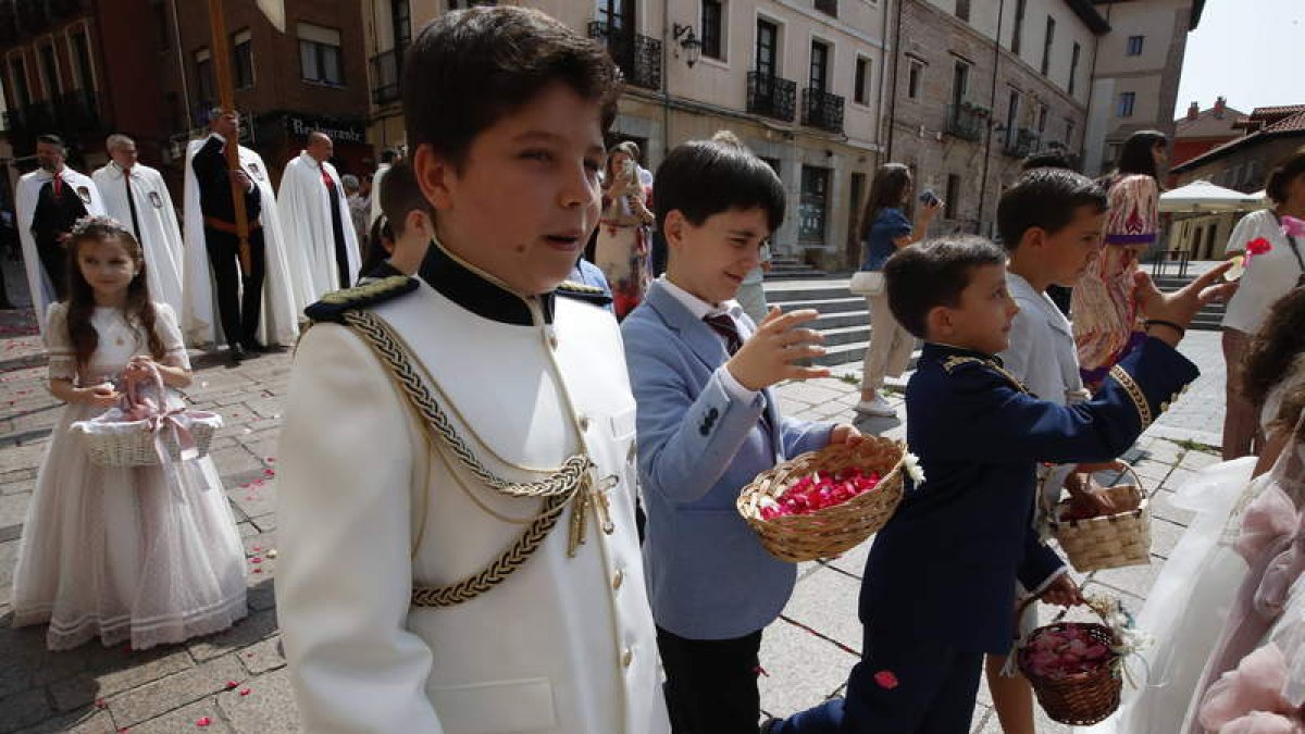 Los niños también lucieron sus trajes. RAMIRO