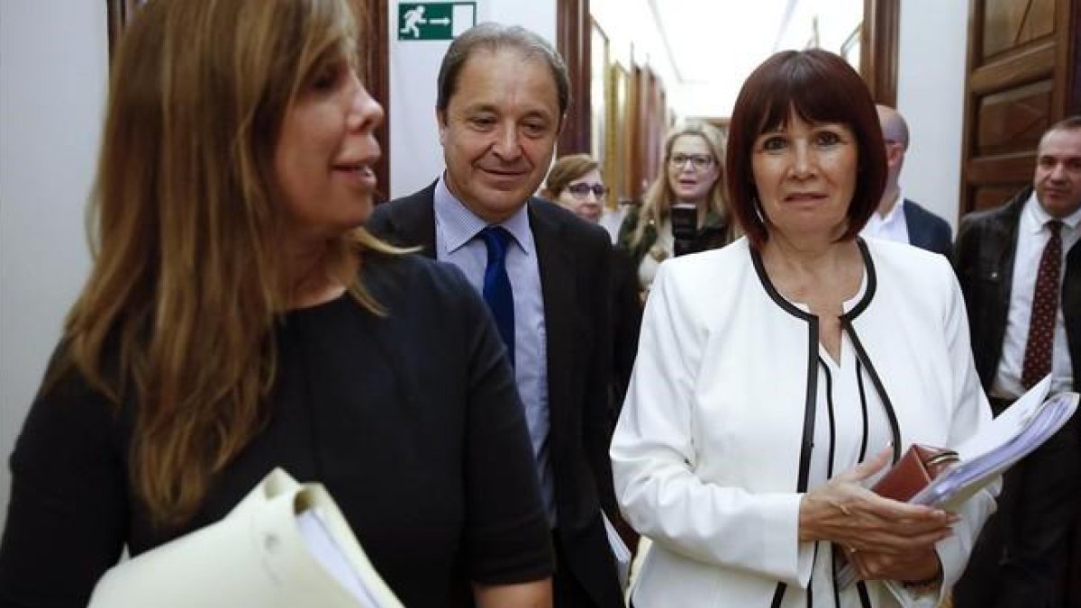 Alicia Sánchez Camacho, Micaela Navarro y Juan luis Gordo, a su llegada a la Mesa del Congreso.