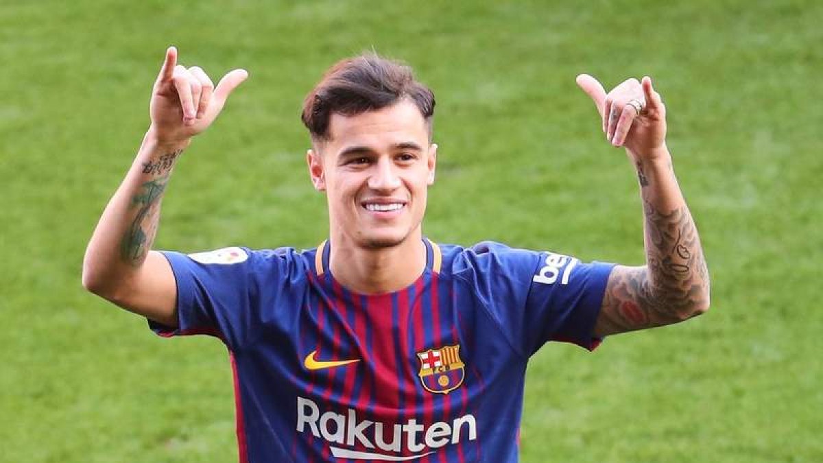 El centrocampista brasileño Philippe Coutinho posa en el césped del Camp Nou durante su presentación con el Barça. ALEJANDRO GARCÍA