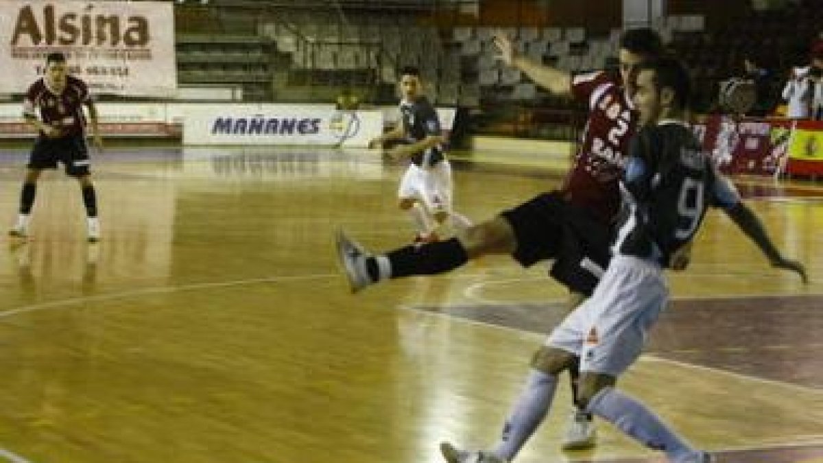 Bruno Cabral, con el número dos, trata de cortar el centro del pacense Aarón.
