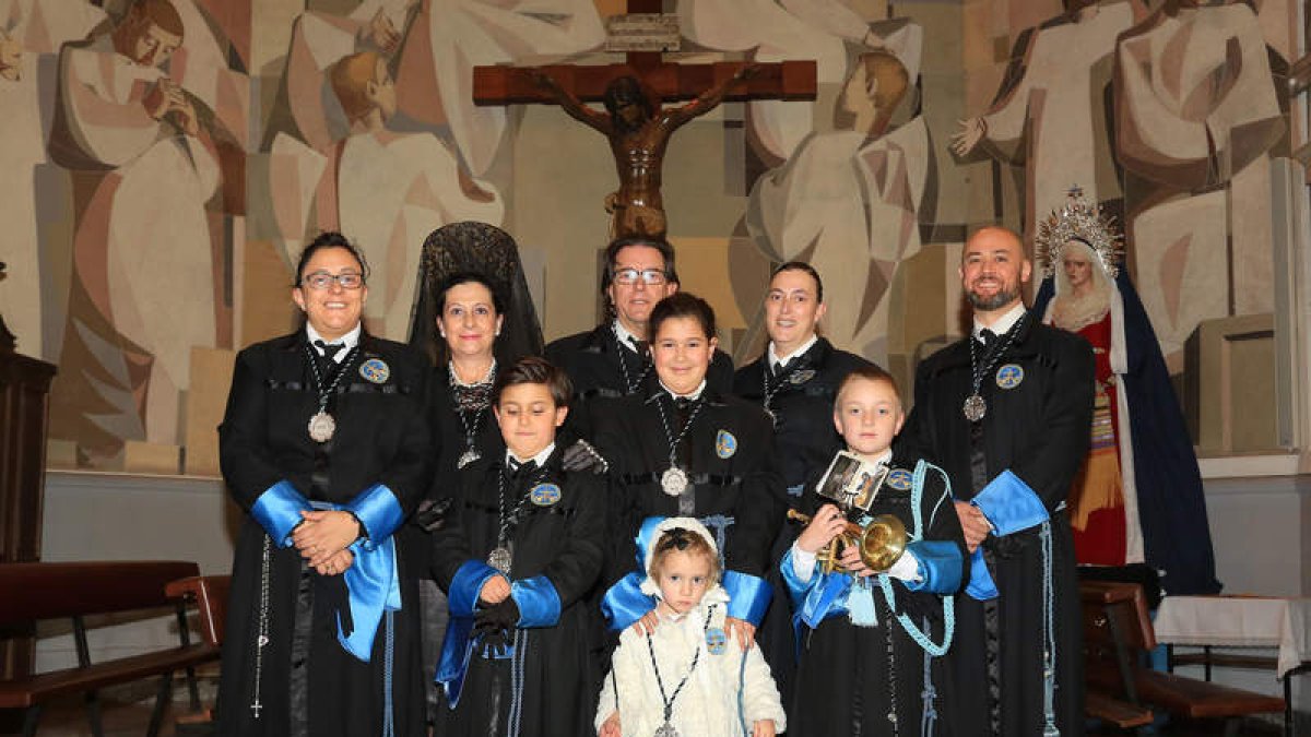La familia Fonseca Arias preparada para salir con la Bienaventuranza: Nuria, Rosa, el patriarca José Eloy, Marta, Guillermo y los paponines Paula, Víctor, Jorge y Lucía de foto. SECUNDINO PÉREZ