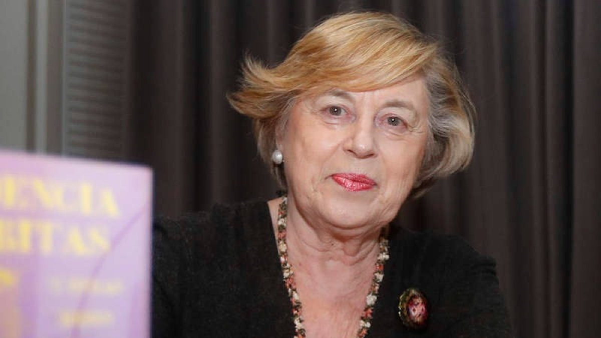 Josefina Cuesta Bustillo, en su última charla en León en marzo de 2020. JESÚS F. SALVADORES