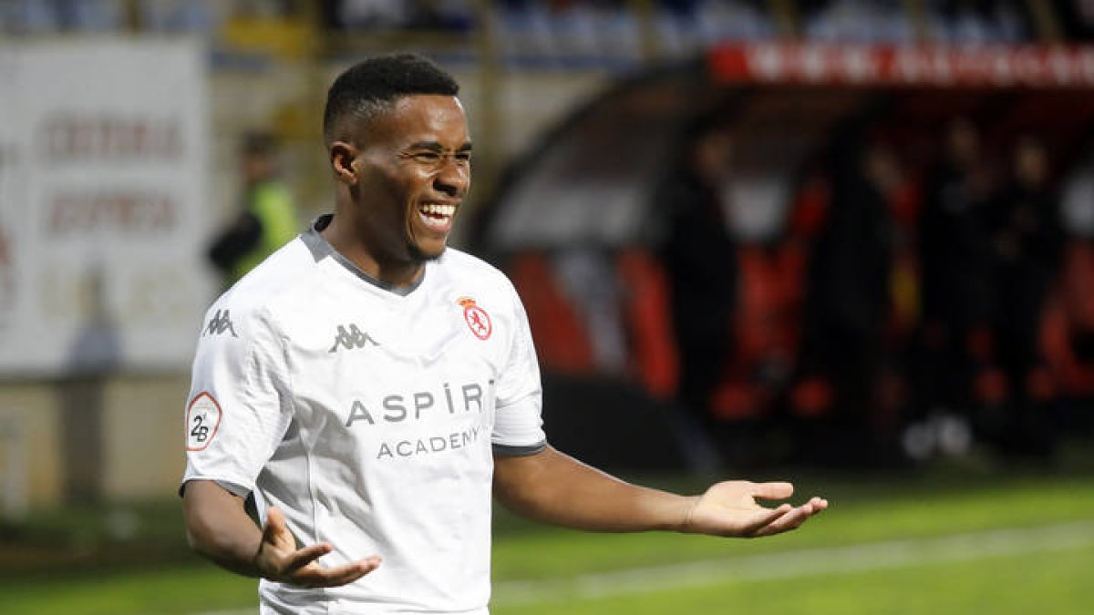 Andy Kawaya regresa a la Cultural procedente del Albacete, club que le ha dado la baja. DL