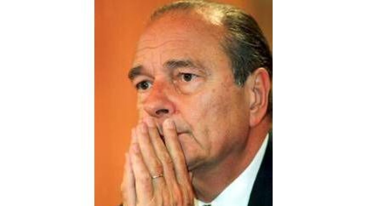 Chirac escucha a un periodista durante una de sus visitas a España