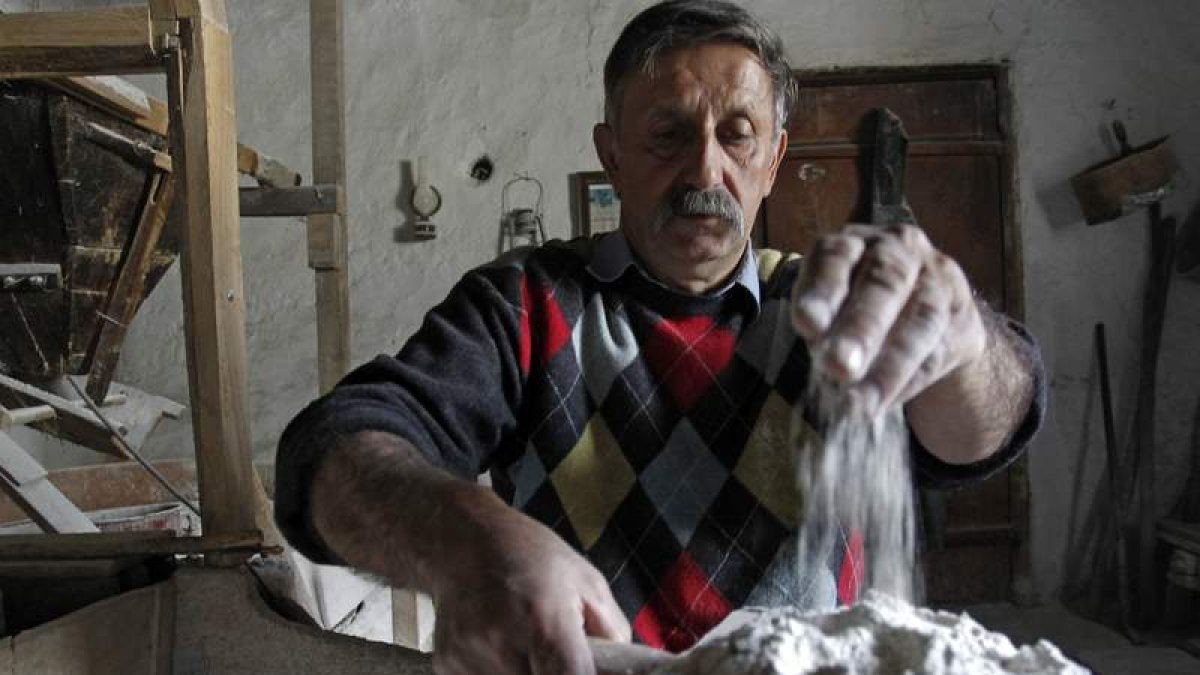 Una familia serbia hornea el tradicional pan de Pascua que pone hoy fin al ayuno. DJORDJE SAVIC