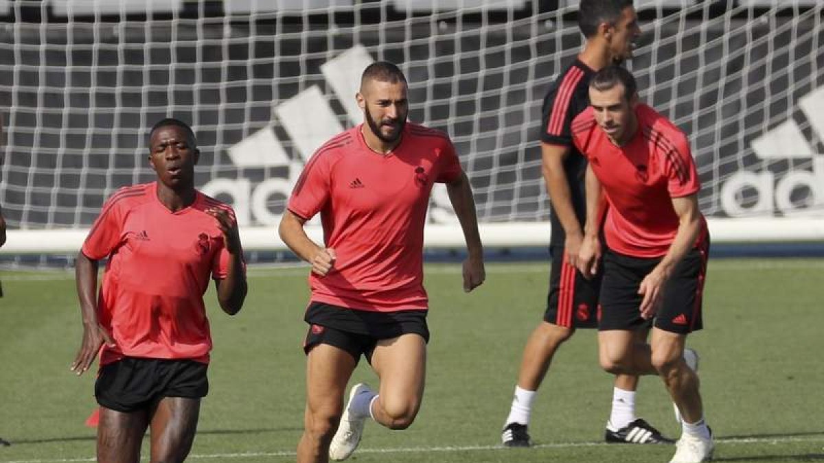 Vinicius, Benzema y Gareth Bale, durante un entrenamiento del Real Madrid. BALLESTEROS