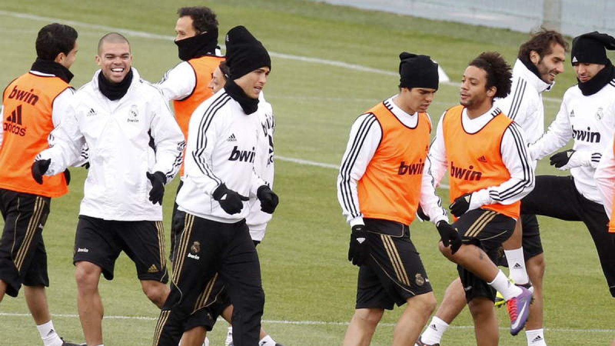 Ronaldo, Kaká y Marcelo, en primer plano, durante el entrenamiento del equipo en Valdebebas.