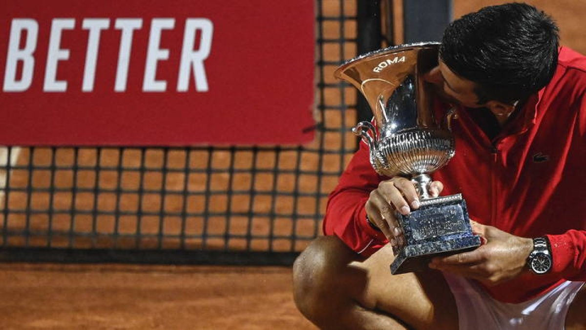 Djokovic besa el trofeo del Italian Open 2020. RICCARDO ANTIMIANIA