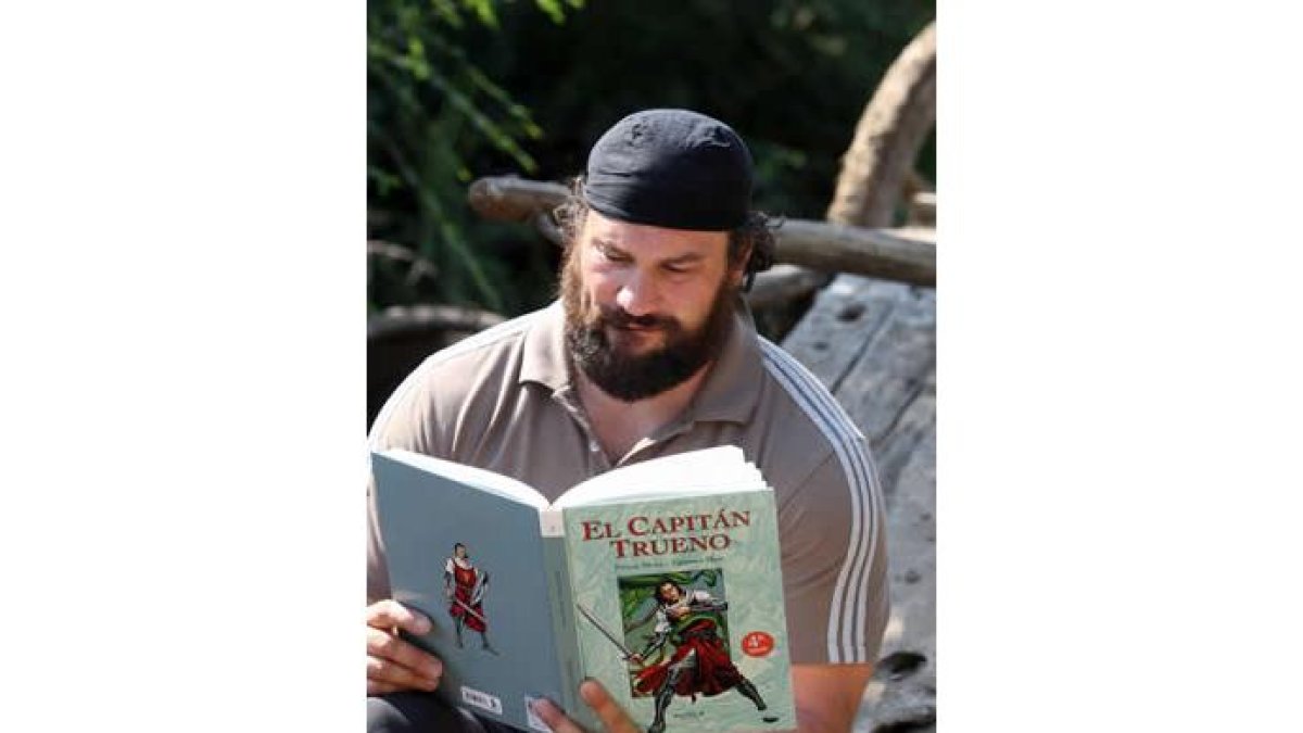 Manuel Martínez leyendo al Capitán Trueno, empapándose del personaje que interpretará.
