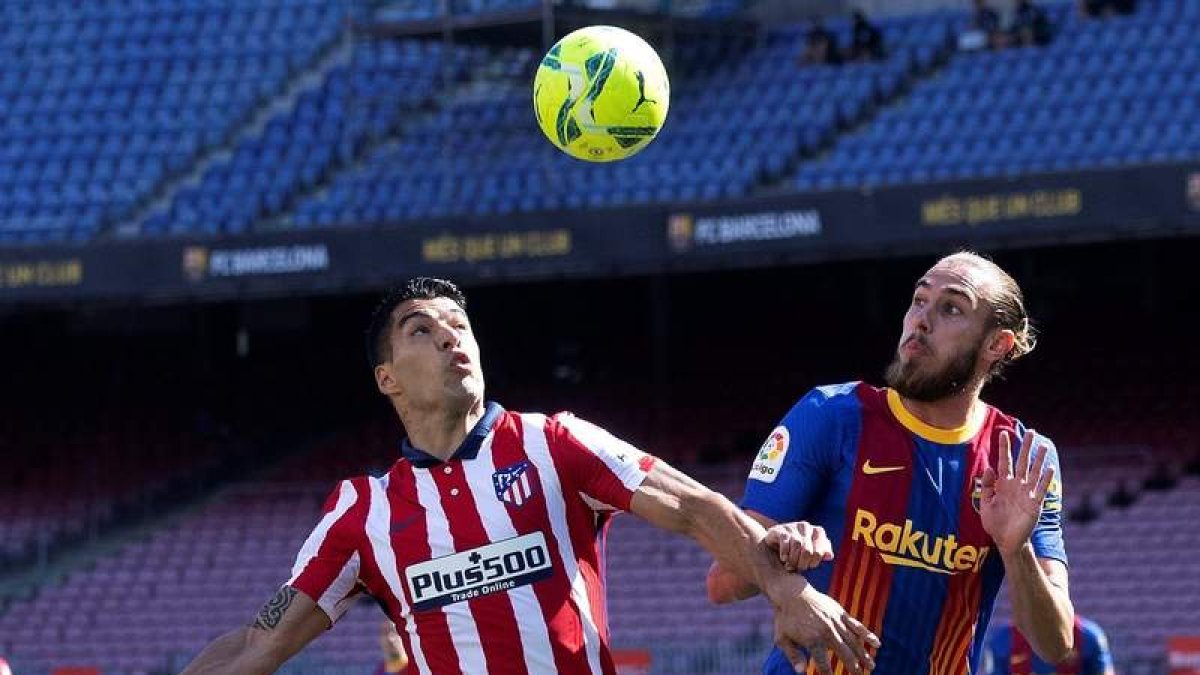 Luis Suárez dispuso de una de las ocasiones de gol más claras del Atlético pero falló. ENRIC FONTCUBERTA
