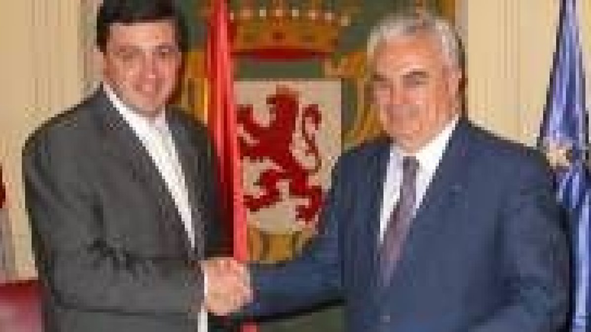 Enrique Martínez y José Luis Ripoll, tras la firma del convenio