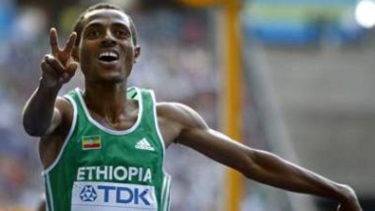 Kenenisa Bekele celebra su victoria en los 5.000 metros.