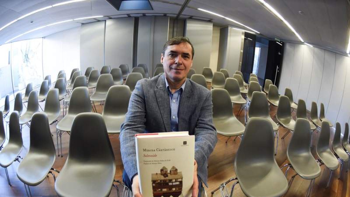 Mircea Cartarescu con su última obra, ‘Solenoide’, ayer en Granada MIGUEL ÁNGEL MOLINA