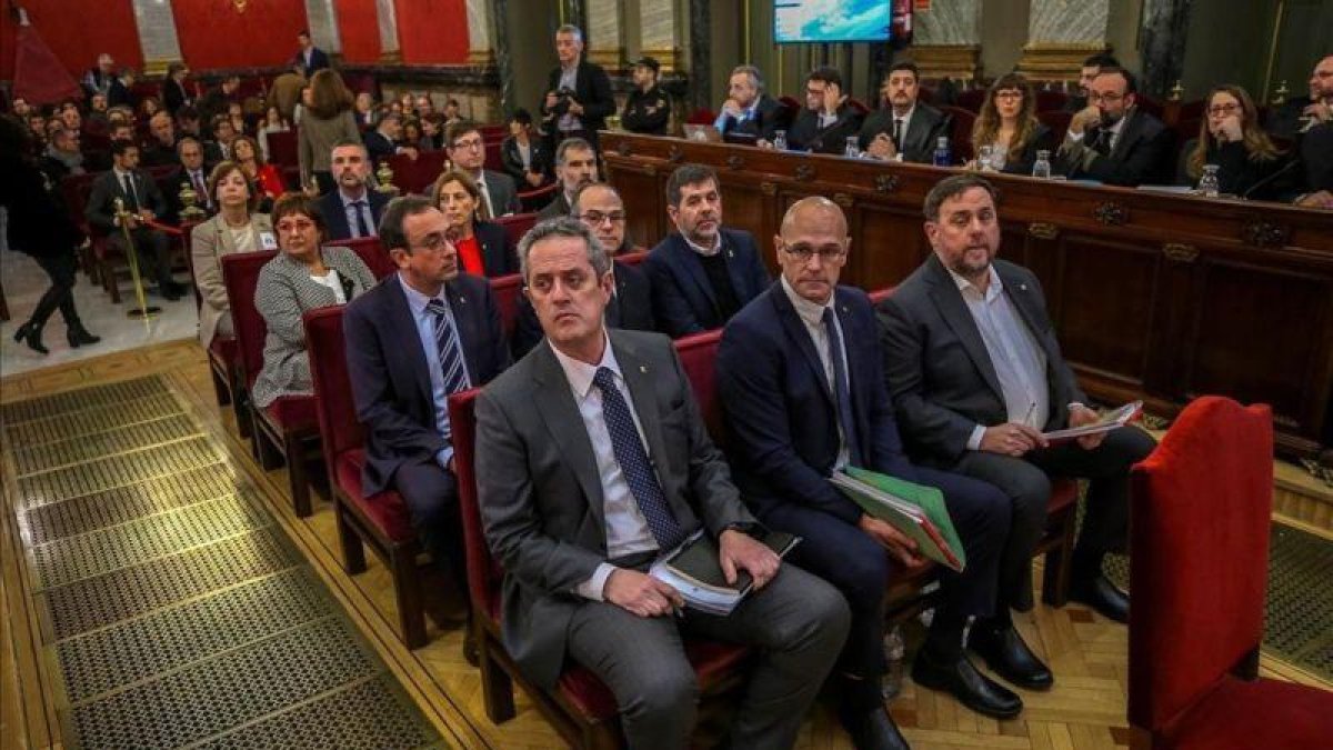 Los líderes independentistas acusados por el procés, en la sala del juicio del Supremo.