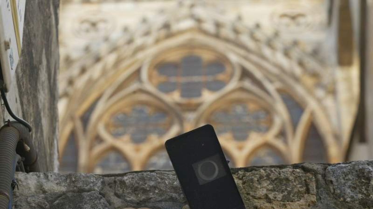 Detalle de una de las camaras que actualmente vigilan la Catedral, a la  que se sumarán decenas en todo el templo.
