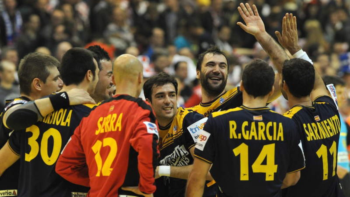 Los españoles celebran el último triunfo ante Croacia y su imbatiblidad en el Europeo.