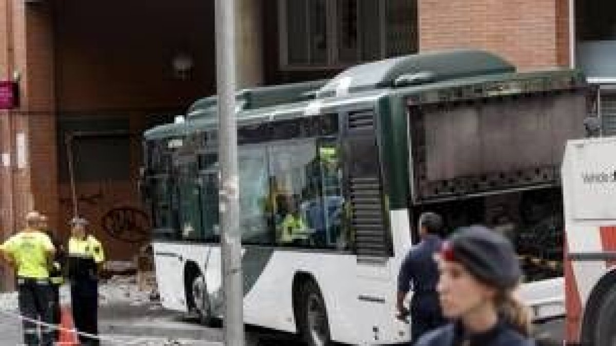 El accidente se produjo ayer al mediodía en el barrio del Carmel de Barcelona