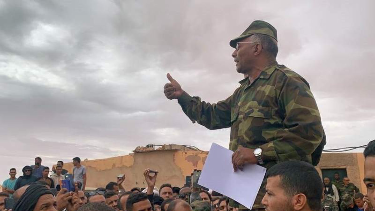 Un dirigente del Frente Polisario se dirige a un grupo de personas. JAVIER MARTÍN RODRÍGUEZ