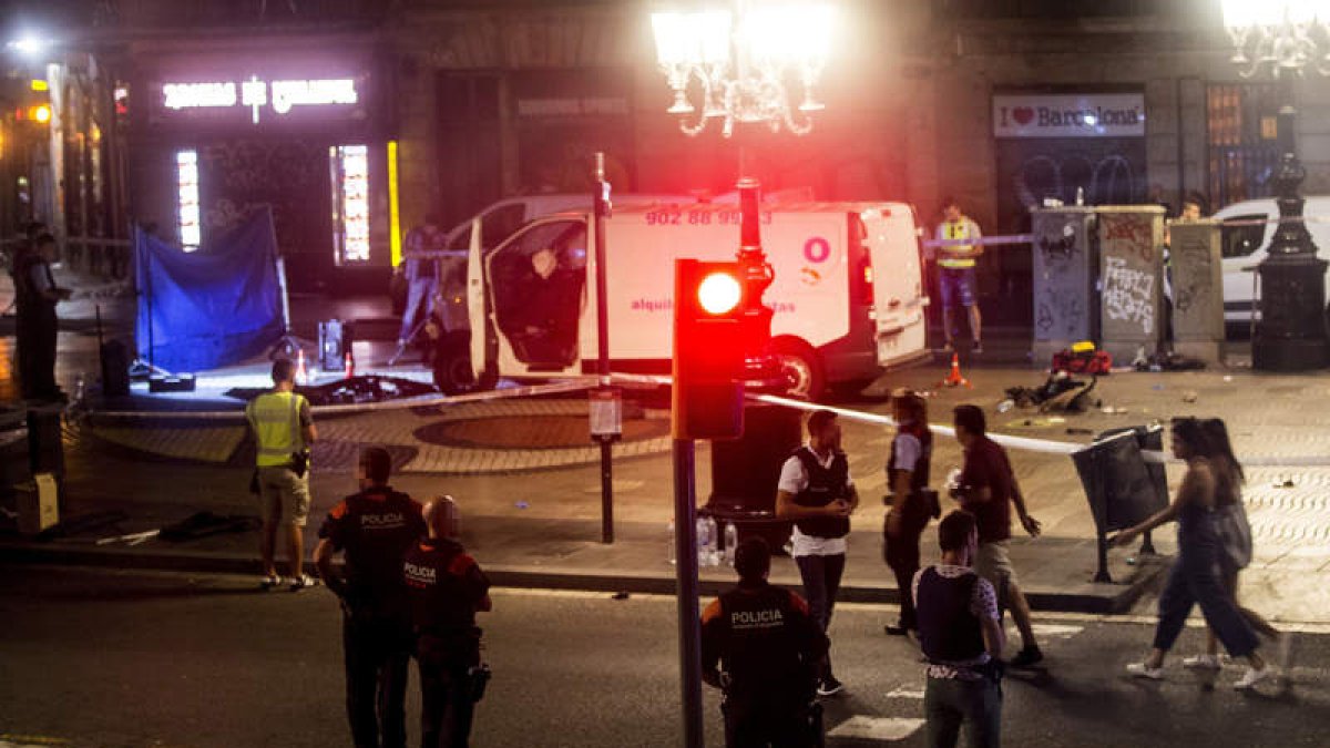La furgoneta que ha provocado el atentado ocurrido ayer en las Ramblas de Barcelona. ANDREU DALMAU