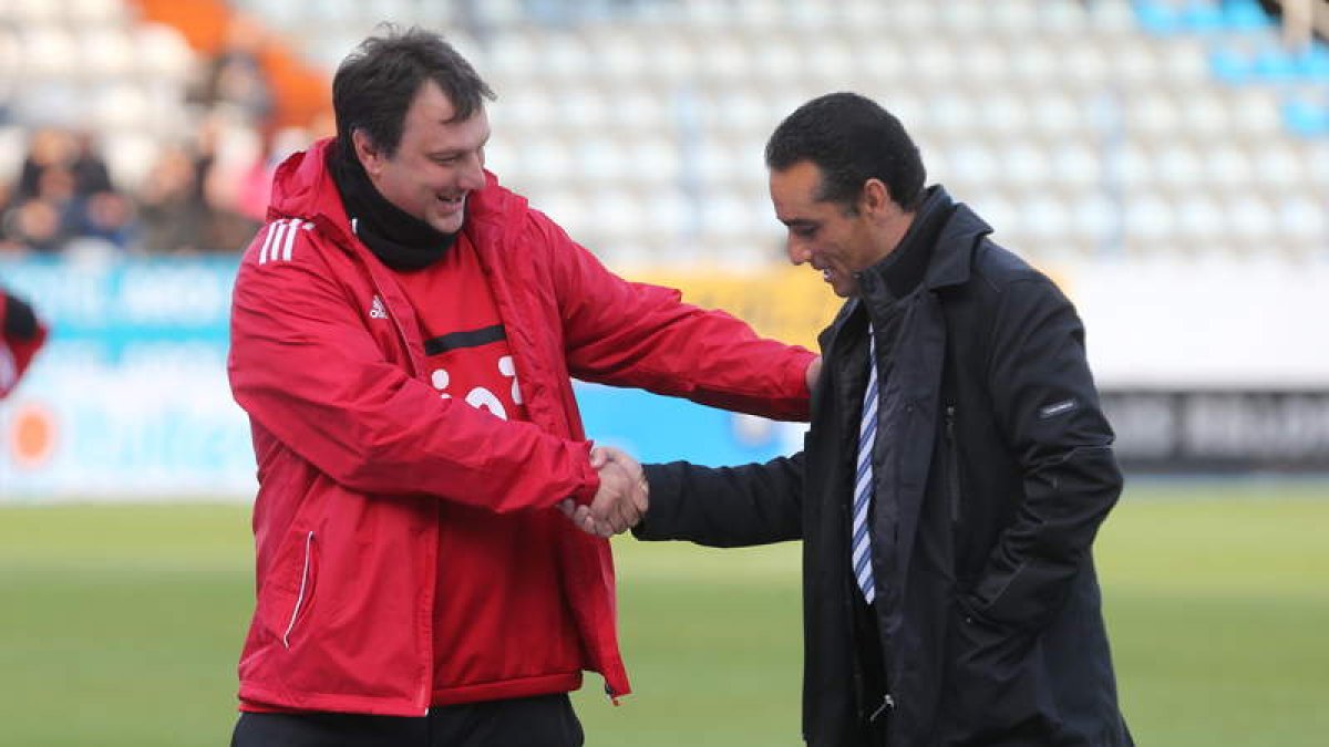 Manolo Díaz, a la izquierda, y José Luis Oltra se saludan antes del inicio del encuentro de Liga disputado en El Toralín.