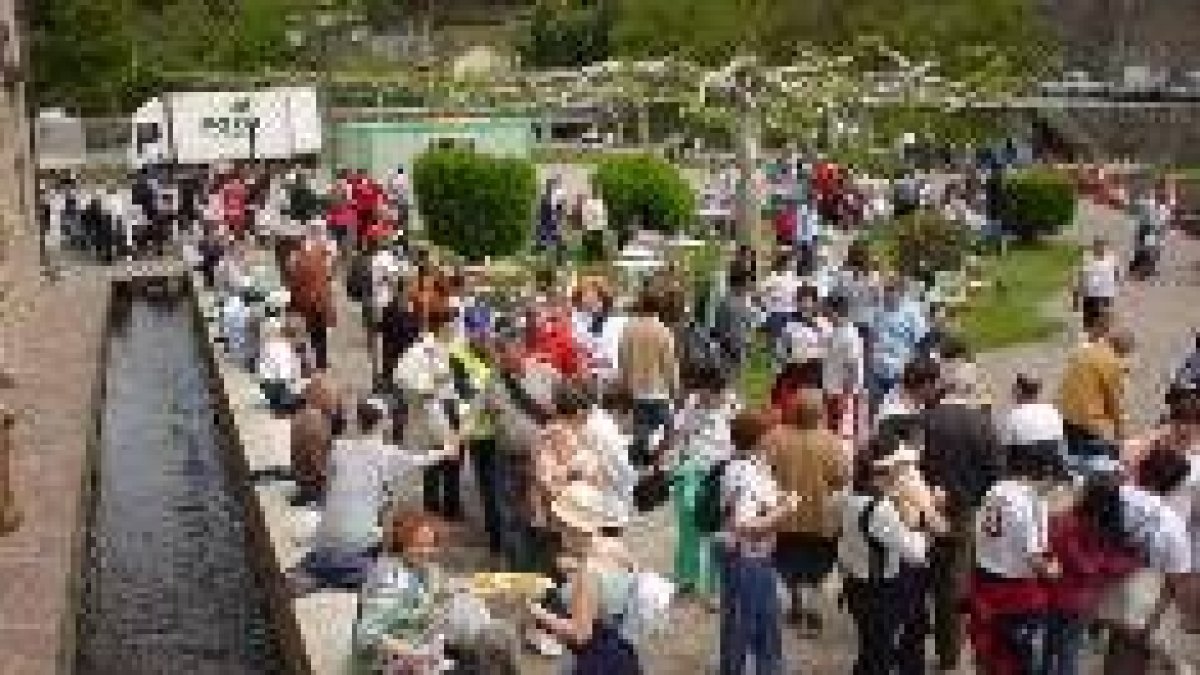 La imagen muestra un momento de la celebración en Molinaseca de la marcha benéfica