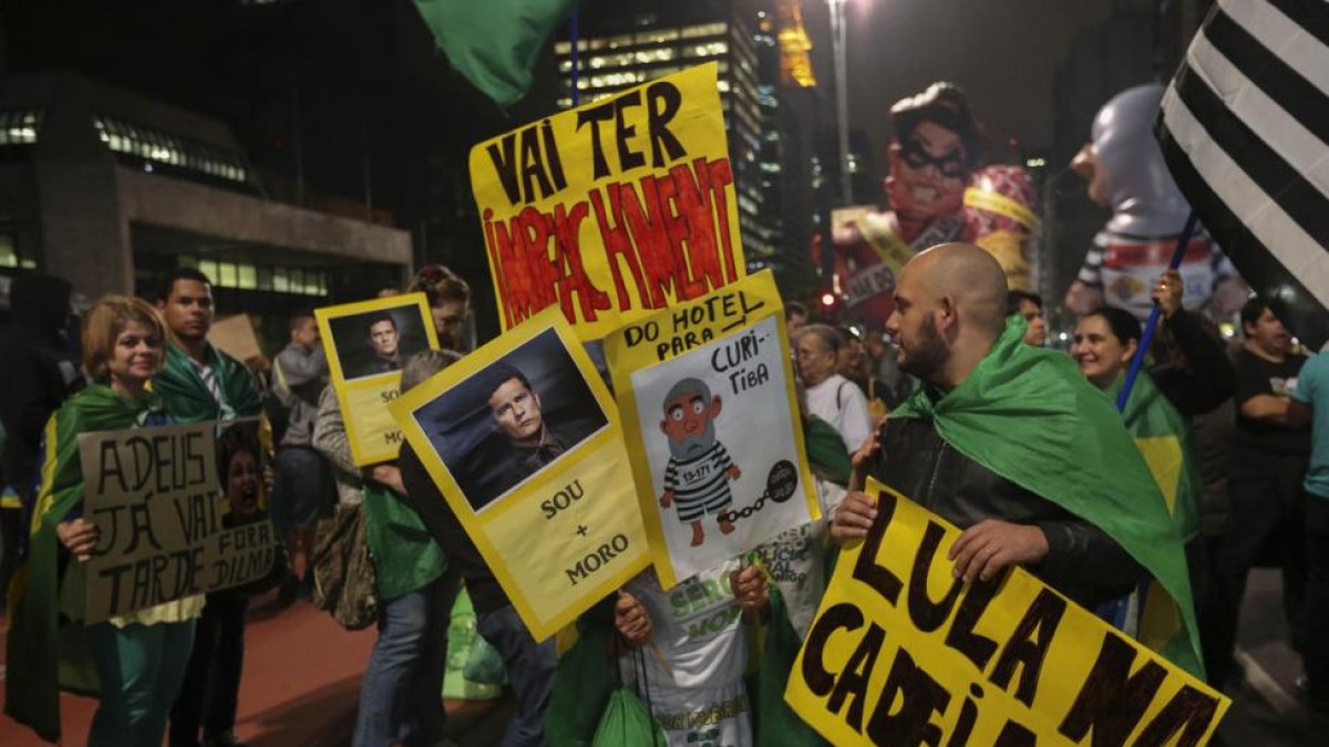 Manifestantes protestan contra el Gobierno brasileño, la pasada noche, en Sao Paulo (Brasil).