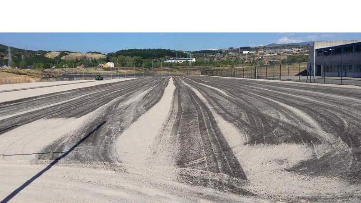 En la tarde de ayer se echó la turba en el nuevo terreno de juego anexo a El Toralín.