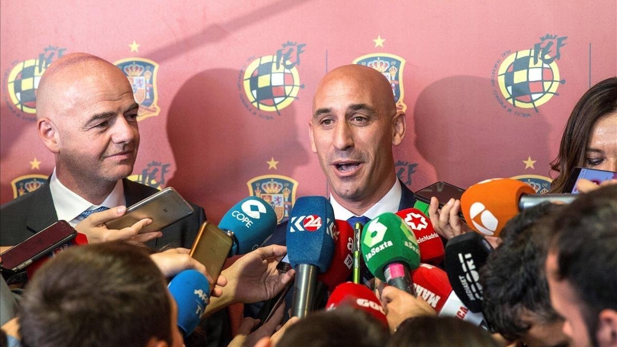 Luis Rubiales atiende a los medios, al lado del presidente de la FIFA, Gianni Infantino, tras la asamblea de la federación /