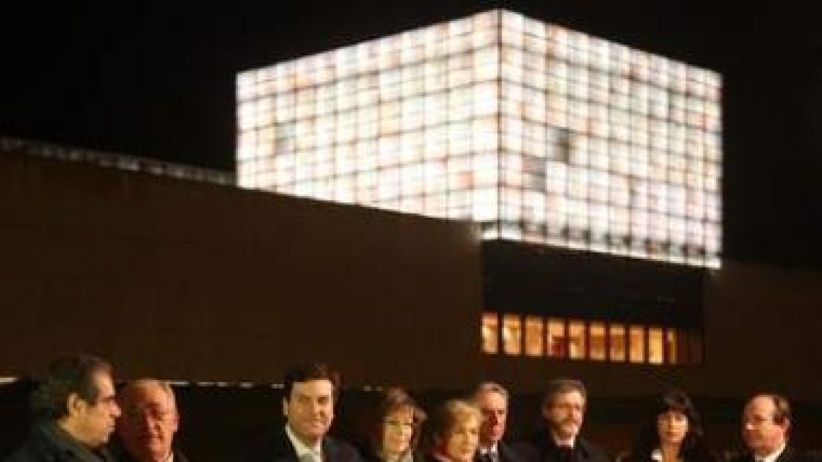 Los portavoces posan con el cubo iluminado.