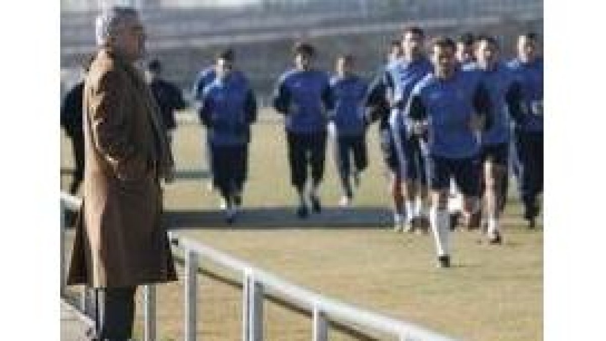 Carlos García asiste a un entrenamiento de la Cultural cuando era vicepresidente de la entidad