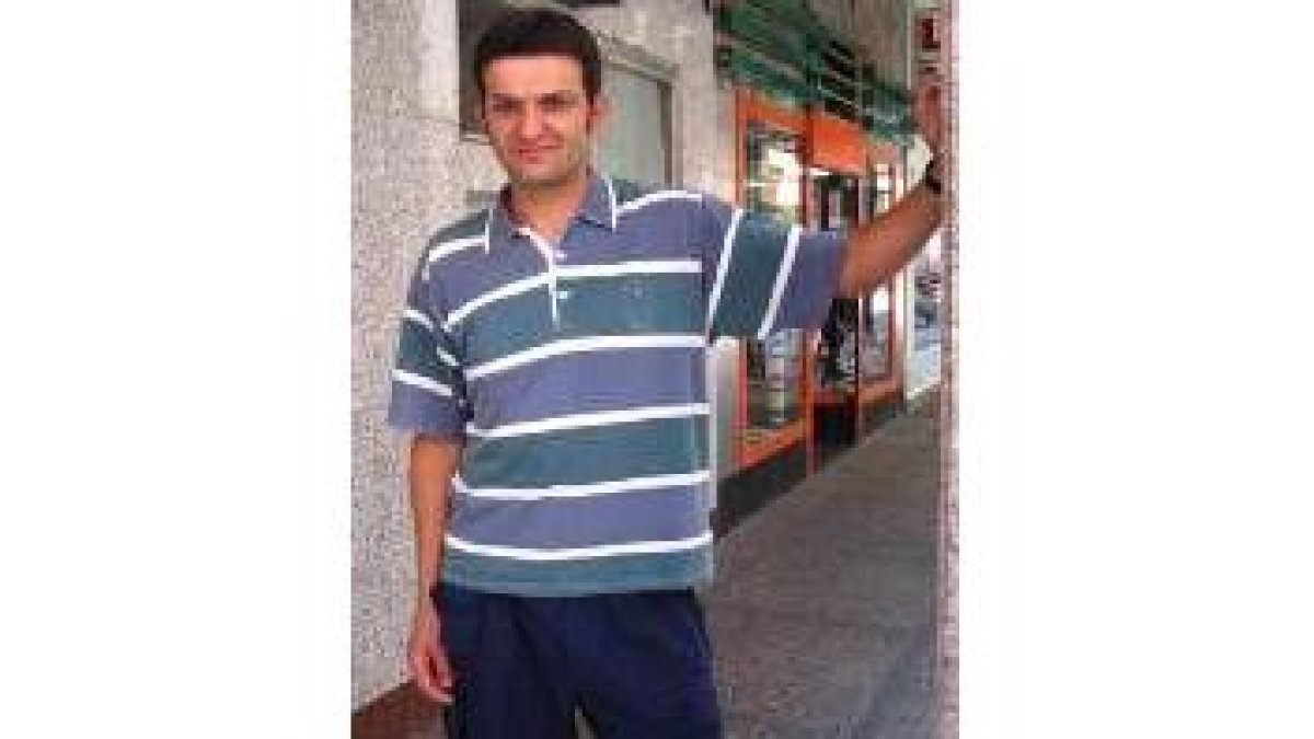 Segismundo Falagán posa en la céntrica calle del Padre Miguélez