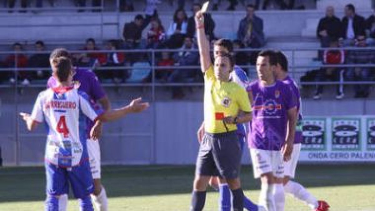 Pepe Alcaide trata de anticiparse al capitán Pelayo en un lance del partido jugado ayer en La Balast