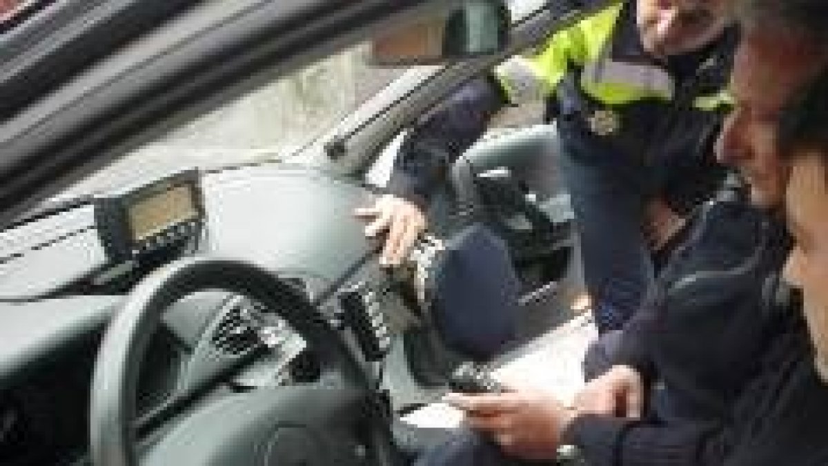 Imagen del interior de uno de los coches patrulla dotado con el Datalivia