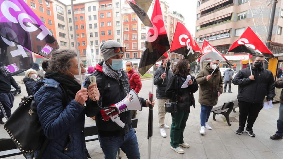 La plaza de Lazúrtegui fue ayer el escenario de la manifestación para reclamar la readmisión de los trabajadores de Bierzo Abierto. LDM
