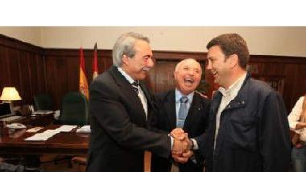 Canedo, Vázquez y Riesco, tras firmar las escrituras en el despacho del alcalde de Ponferrada.
