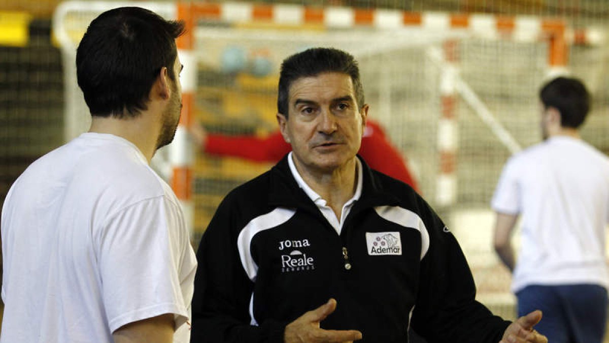 Manolo Cadenas durante uno de los últimos entrenamientos del Ademar en el Palacio de Deportes.