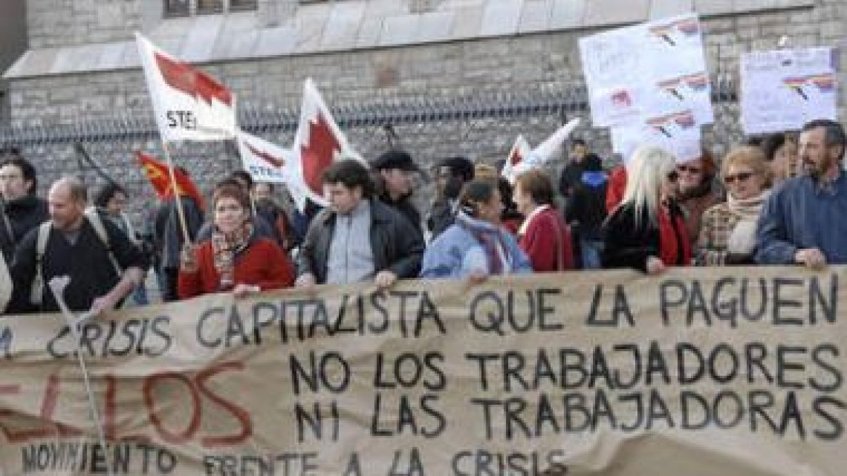 Los diferentes grupos en un momento de la concentración que celebraron frente a Botines