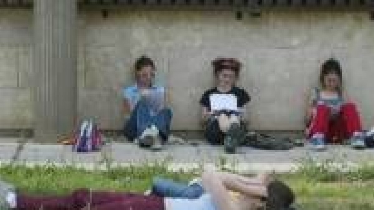 Jóvenes descansan y repasan apuntes durante las pruebas en la ULE