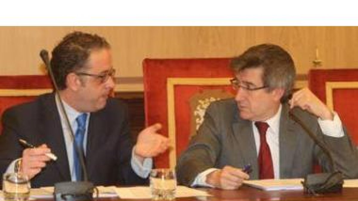 Javier Chamorro, vicealcalde, conversa con el alcalde, Francisco Fernández, durante el transcurso de