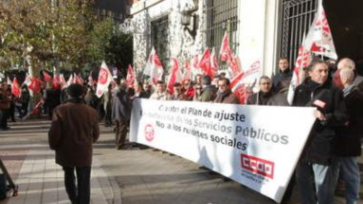 Los delegados sindicales se concentraron también ante la Subdelegación del Gobierno.