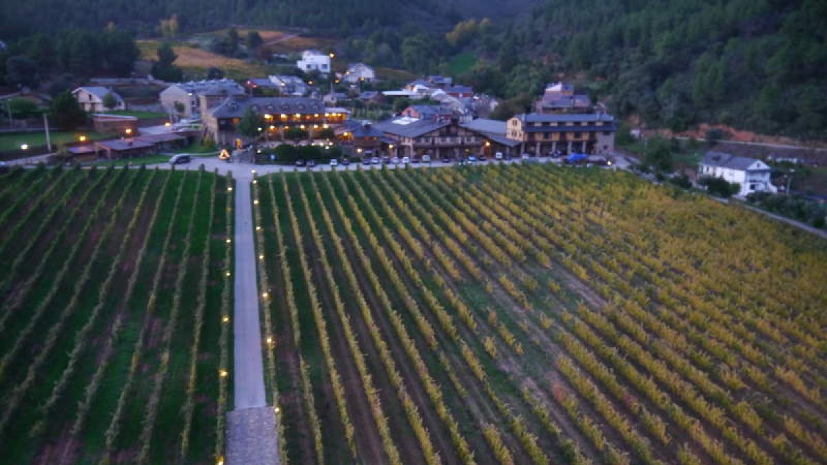 El Palacio de Canedo, con el viñedo a sus pies, iluminado al caer la noche. Vistas del Bierzo en otoño desde el palacio. Entrada a la edificación que levantó hace trescientos años un Balboa descendiente de Aldonza Sánchez de Arganza, señora de Canedo, y s