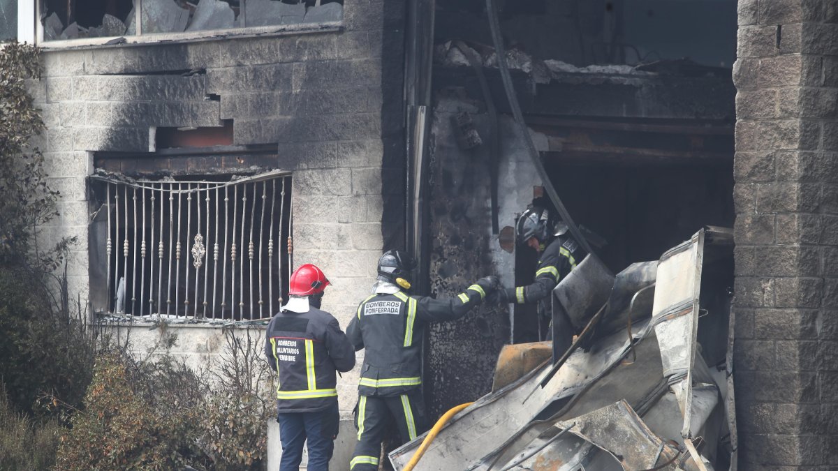 Intervención de los bomberos al día siguiente de que se incendiara la nave. L. DE LA MATA
