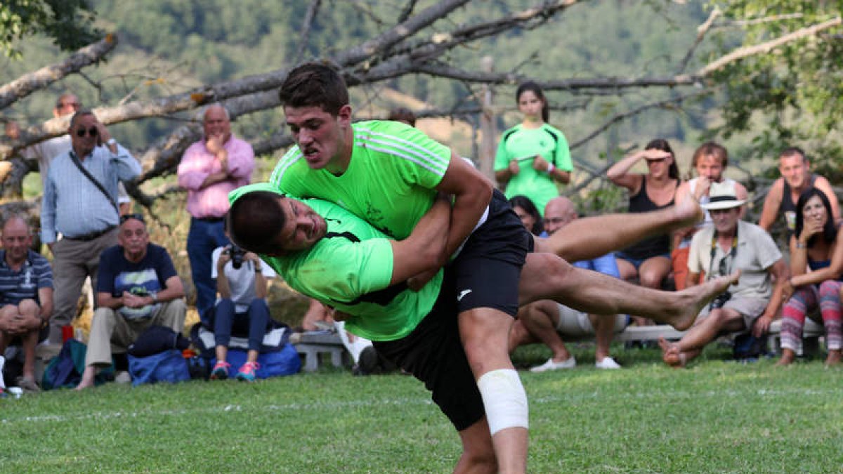 «La fiesta se conoce por la víspera», y Rodrigo Fuentes preparó la de Prioro: primer corro. A. B.