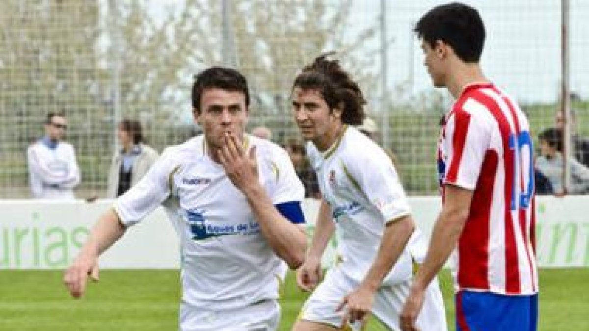 Santi Santos celebra el gol mientras corre hacia la afición de la Cultural, mayoritaria en la grada.