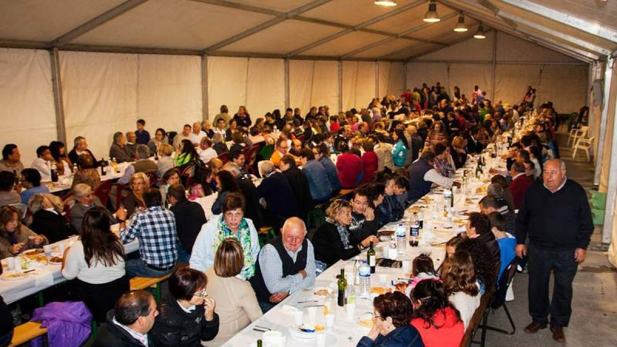 Los vecinos disfrutan de la ‘Borregada’ de Cármenes.