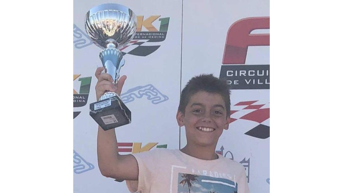 Sergio levanta el trofeo como ganador en el circuito FK1. DL
