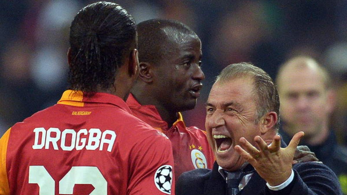 El entrenador Fatih Terim se dirige a Didier Drogba.
